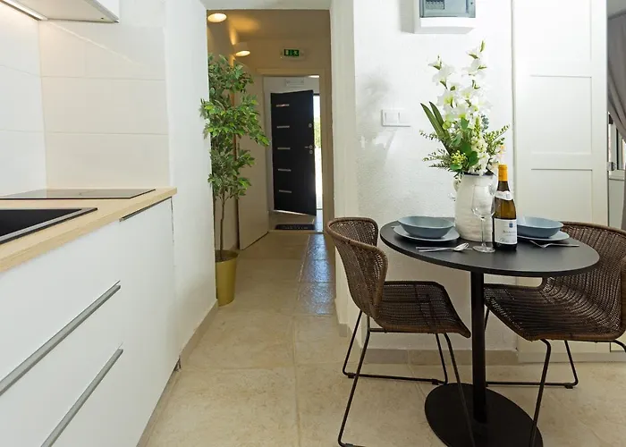 Апартаменти And Happy Place Хвар