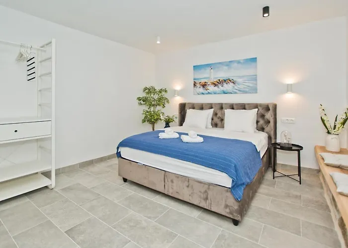 Апартаменти And Happy Place *