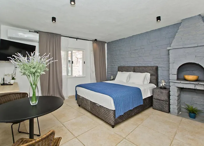 Апартаменти And Happy Place