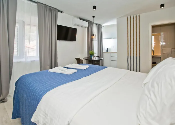 Апартаменти And Happy Place Хвар