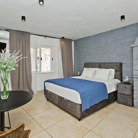 Апартаменти And Happy Place